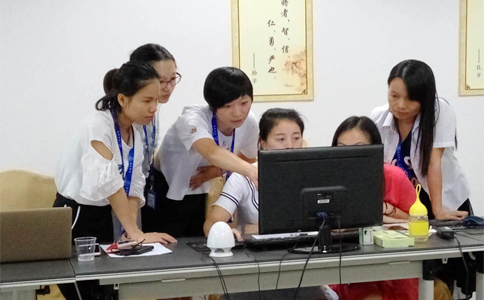  美女們互相交流學習，氣氛有點嚴肅啊